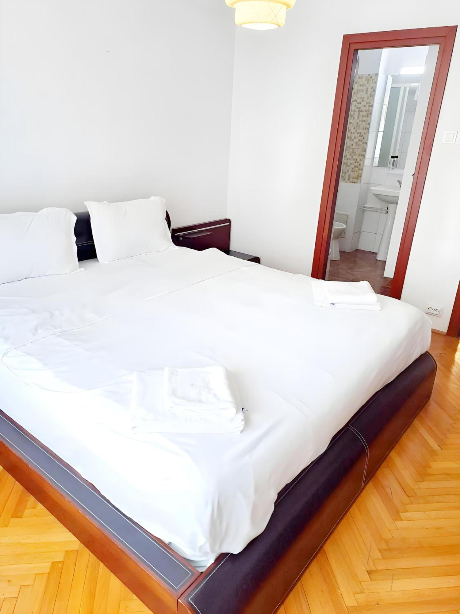 Tranquil Unirii Residence - Elegant & Spacious Living With Parking Steps From Parliament Бухарест Екстер'єр фото
